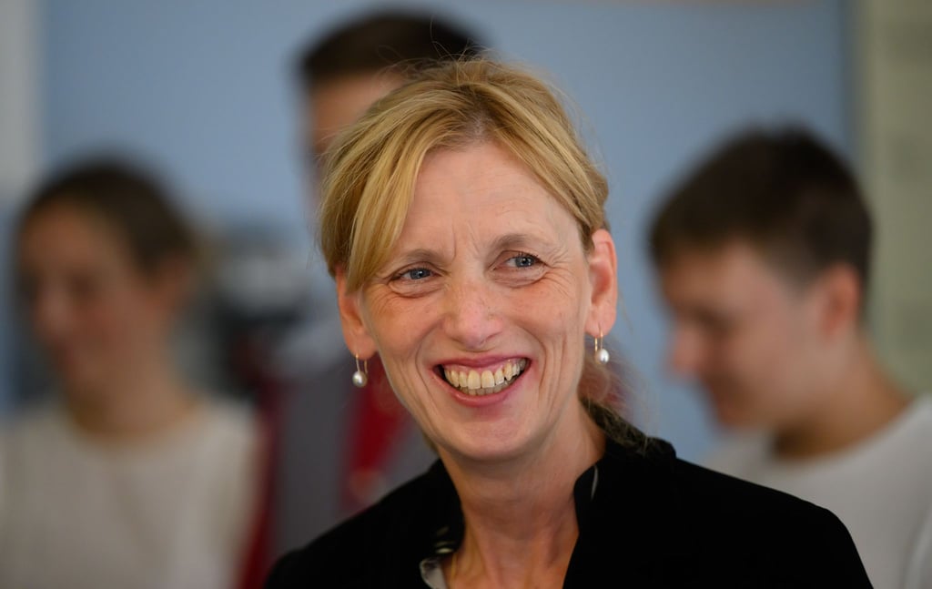 Bundesbildungsministerin Karin Prien mahnt einen wirksamen Schutz der Kinder beim Thema Social Media an.