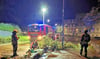 Bei strömenden Regen mussten die Retter der Feuerwehr Bernburg mehrere umgeknickte Bäume und abgestürzte Äste beräumen. 
