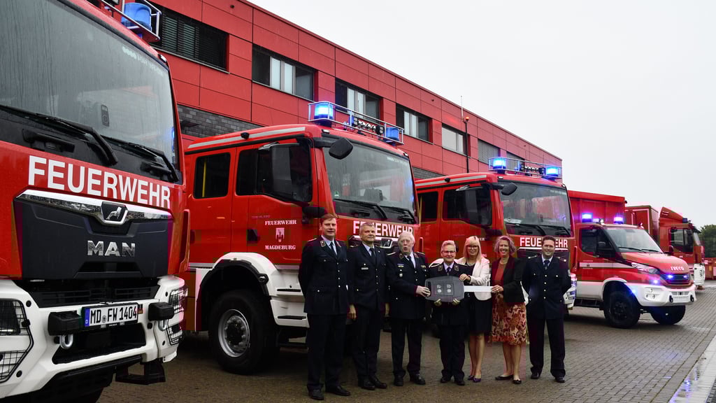 Die Stadt Magdeburg hat vier neue Fahrzeuge an die Feuerwehr übergeben. Das Land hat sich an der Finanzierung beteiligt.