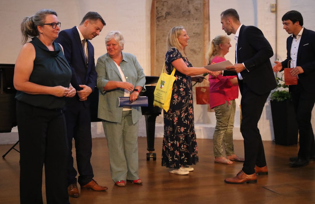 Michaela Oneßeit (von links), Minister Sven Schulze und Ortsbürgermeisterin Carola Radtke gratulierten Susanne Rudel und Kerstin Michaelis. Zu den Gratulanten gehörten ebenfalls Oberbürgermeister Bastian Sieler und Landrat Patrick Puhlmann.