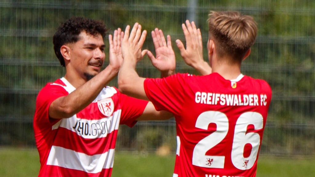 Osman Atilgan (l.) führt mit fünf Treffen die Torschützenliste der Regionalliga Nordost an.