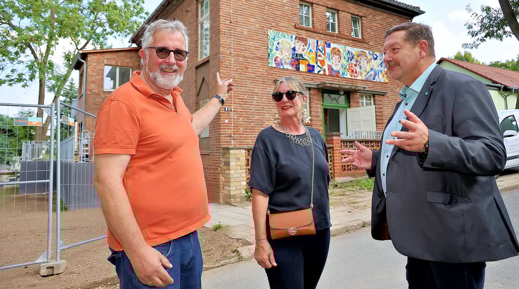 Der Sangerhäuser Oberbürgermeister Torsten Schweiger (rechts) nimmt den Baufortschritt der Wohnungen im ehemaligen Hort Poetengang mit den Bauherren Christoph und Susanne Osterroth in Augenschein.