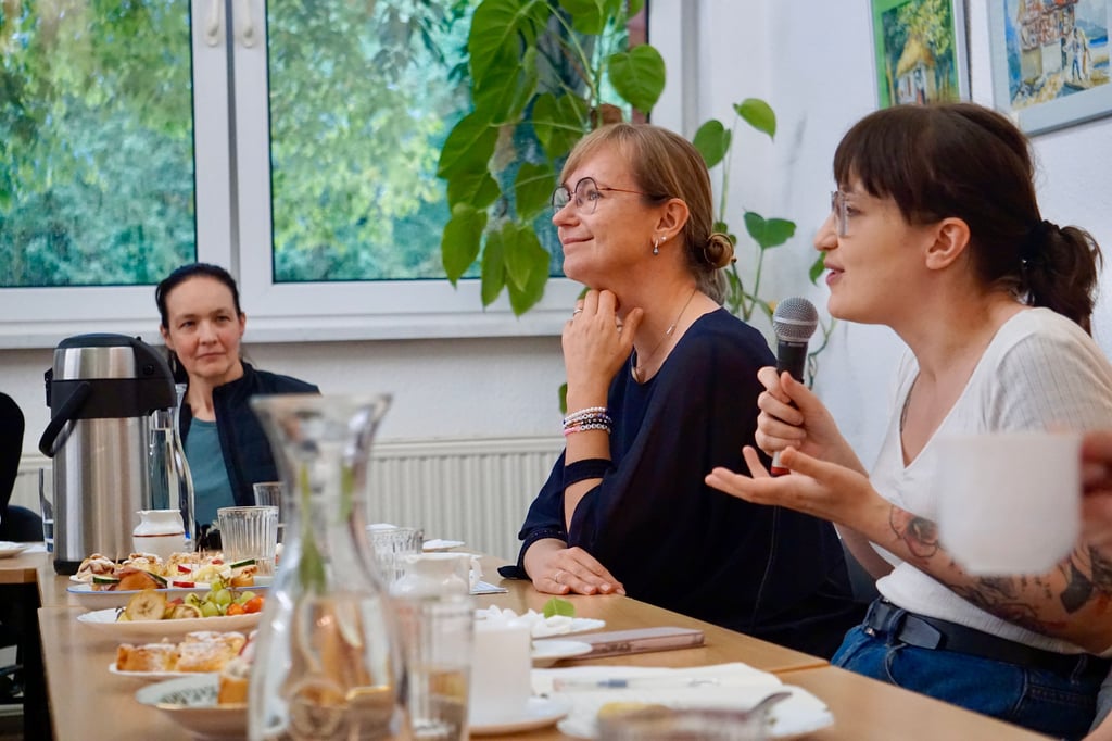Sandy Bienneck, Eva von Angern und Heidi Reichinnek (v.l.) haben im Frauenzentrum Wolfen über Probleme im Gewaltschutz und bei der Gleichstellung gesprochen.