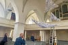 Zeichen des Friedens heißt eine moderne Installation von Sölk Schulze (im Foto von hinten zu  sehen) in der Michaeliskirche Zeitz. Am Montag, 1. September, wird sie mit einer Vernissage und Friedensgebet eingeweiht.