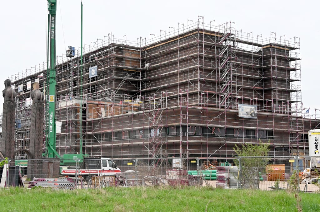 Die Sanierung der Magdeburger Stadthalle läuft. Bis zum Festival der Moderne im Jahr 2027, bei dem das Gebäude eine entscheidende Rolle spielt, sollen die Arbeiten aber abgeschlossen sein.