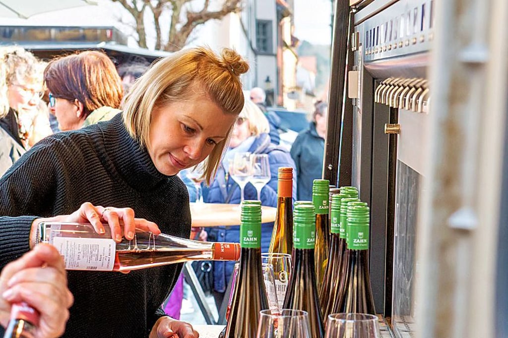 Beim Naumburger Abendmarkt sind die Wein- und Bier-Anbieter stets gut frequentiert. Nun darf auch auf zwei Samstagsmärkten ausgeschenkt werden.