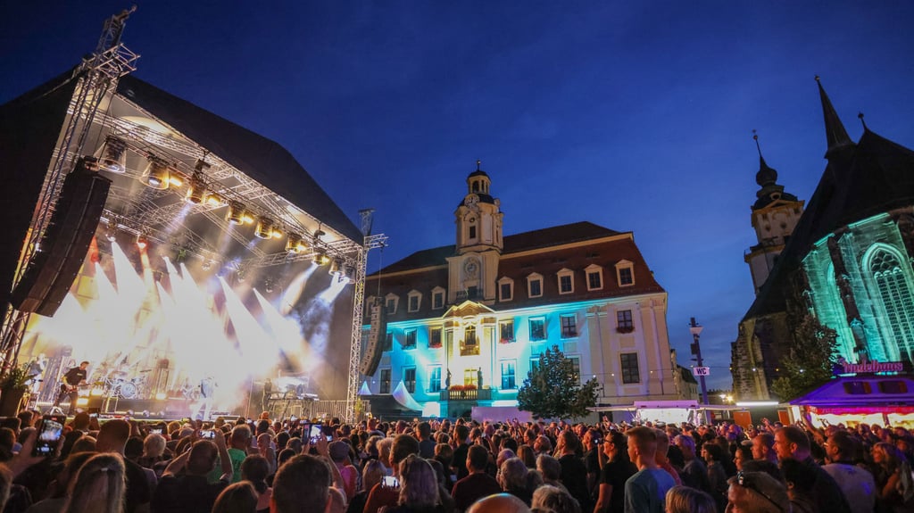 m vergangenen Jahr ist die Bühne vor dem Markt voll gewesen. Alphaville heizte den Gästen ein. Auch 2025 hofft die Stadt auf viele Gäste.