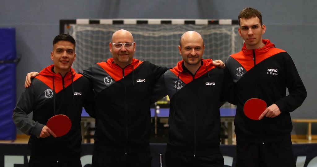 Am 8. März, dem Tag, an dem sich der HSV Medizin den Aufstieg endgültig sicherte, gehörten (v. l.) Alejandro Morales, Teammanager André Futh, Robert Lurje und Hannes Franke zum Medizin-Quartett. Zwei von ihnen werden auch künftig regelmäßig in der Ersten an die Platte gehen.