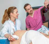 Bei  Ultraschall-Untersuchungen kann Prof. Dr. Stephanie Wallwiener, hier mit Oberarzt Dr. Marcus Riemer und einer Schwangeren, am Perinatalzentrum  des Universitätsklinikums in Halle  Diagnosen frühzeitig stellen. 