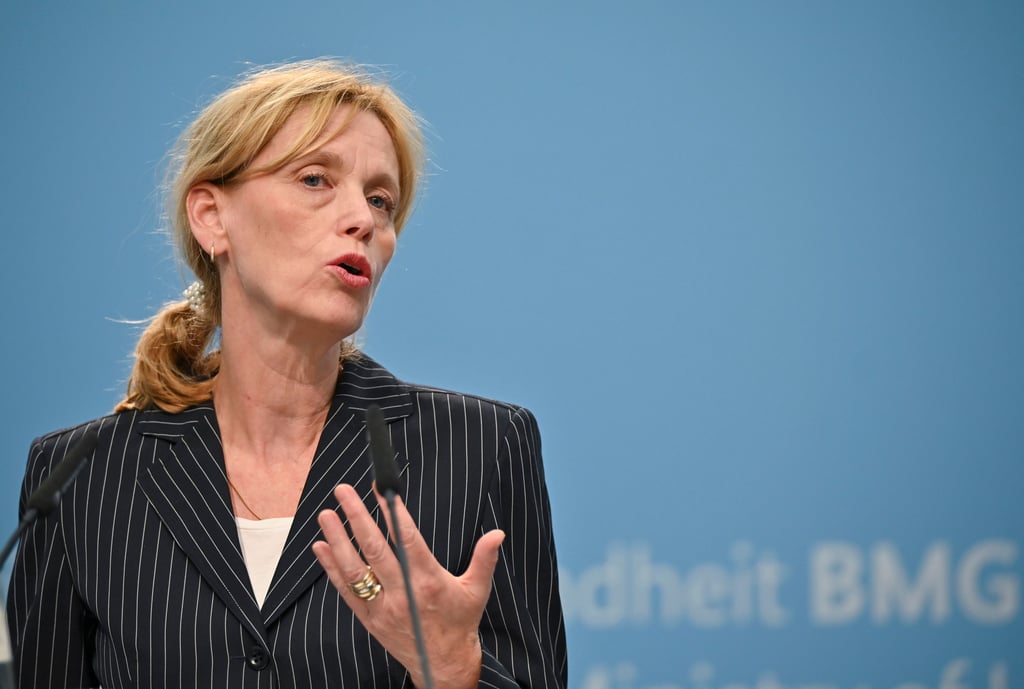 Gelten in Deutschland bald strengere Jugendschutzregeln für Social Media? Bundesministerin Karin Prien (CDU) setzt eine Expertengruppe ein.