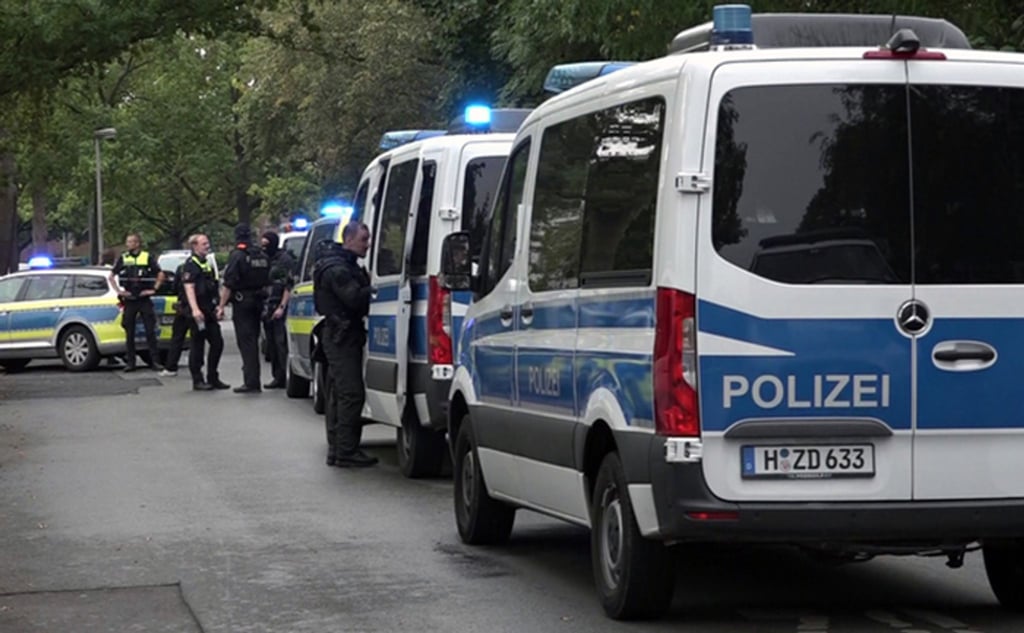 Die Polizei Hannover im Großeinsatz: Bedrohungslage an einer Schule. Schnell gibt es aber Entwarnung - der Alarm wird wegen eines technischen Defekts ausgelöst.