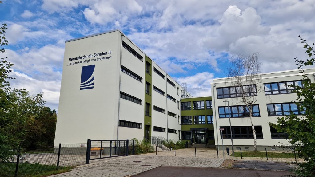 Blick auf die Berufsbildenden Schulen 3 (BBS 3) in Halle-Neustadt