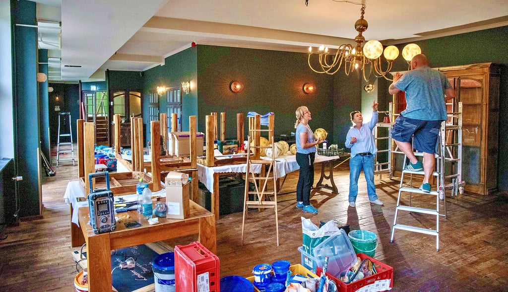 Das „Hugos“ wird renoviert, auch ein neuer Kronleuchter aus den 20er Jahren kam an die Decke. Am 2. September öffnet das Lokal wieder.