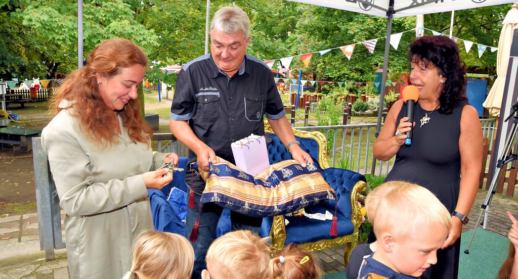 Martina Thomas (r.) überreicht Andrea Wienecke (l.) bei der Abschiedsfeier am Freitag ihren Schlüssel zur Kita.