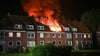 Bei einem Brand in einem Mehrfamilienhaus müssen 70 Menschen evakuiert werden.