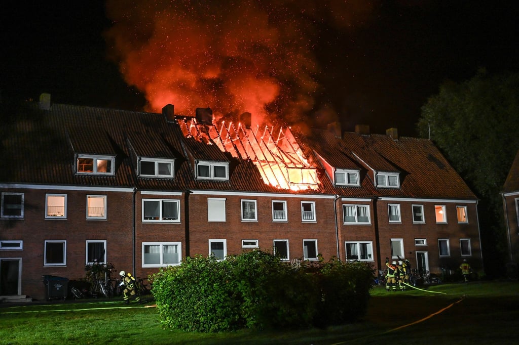 Bei einem Brand in einem Mehrfamilienhaus müssen 70 Menschen evakuiert werden.