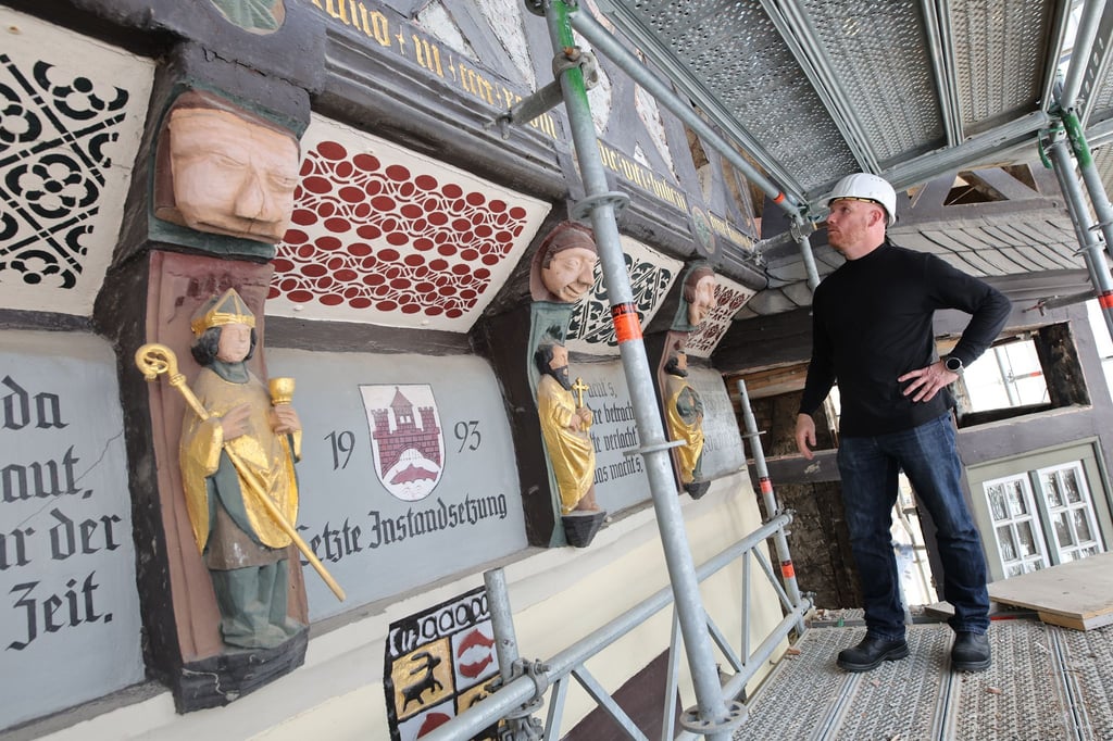 . Stadtentwickler Immo Kramer prüft den Baufortschritt der Arbeiten an der Fassade des Wernigeröder Rathauses.