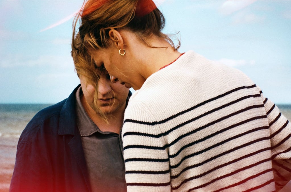 Leon (Thomas Schubert, l) und Nadja (Paula Beer) treffen an der Ostsee aufeinander.