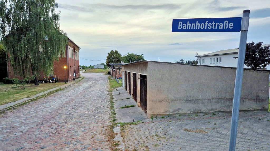 Die Garagen in der Bahnhofstraße 10 in Arneburg sollen für ein neues Wohngebiet abgerissen werden.