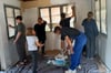 Kinder, Jugendliche und Erwachsene haben dem Wartehäuschen an der Bushaltestelle in Pansfelde gemeinsam einen neuen Anstrich gegeben.