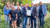 Braunsbedras Bürgermeister Steffen Schmitz (3. von rechts) überreichte dem Segelsportverein zum Jubiläum eine Urkunde. 