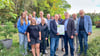 Braunsbedras Bürgermeister Steffen Schmitz (3. von rechts) überreichte dem Segelsportverein zum Jubiläum eine Urkunde. 