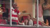 Er jubelt, sie wirft ihm einen verliebten Blick zu: Travis Kelce und Taylor Swift bei einem College-Football-Spiel.
