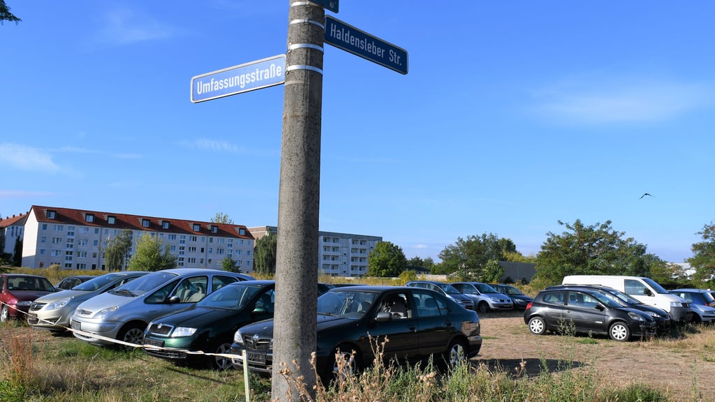 Ist auf einer Brachfläche im Magdeburger Stadtteil Neue Neustadt ein illegaler Autohandel entstanden?