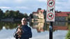 Patrick Oppermann aus Haldensleben spaziert mit seinem Hund Fiente gern um den Schloss-See in Flechtingen herum. Dass sein kleiner Vierbeiner in diesem See nicht baden darf, ist für das Duo kein Problem. „Fiete ist keine Wasserratte“, erklärt sein Herrchen schmunzelnd.