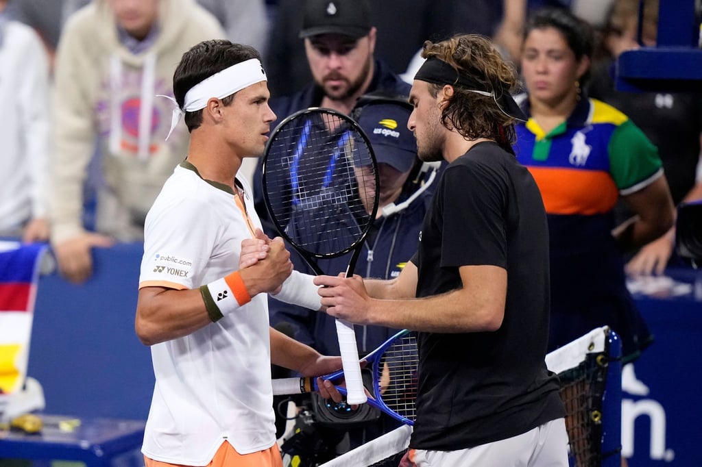Nach dem Match gab es noch einen kleinen Disput zwischen Daniel Altmaier (l) und Stefanos Tsitsipas.