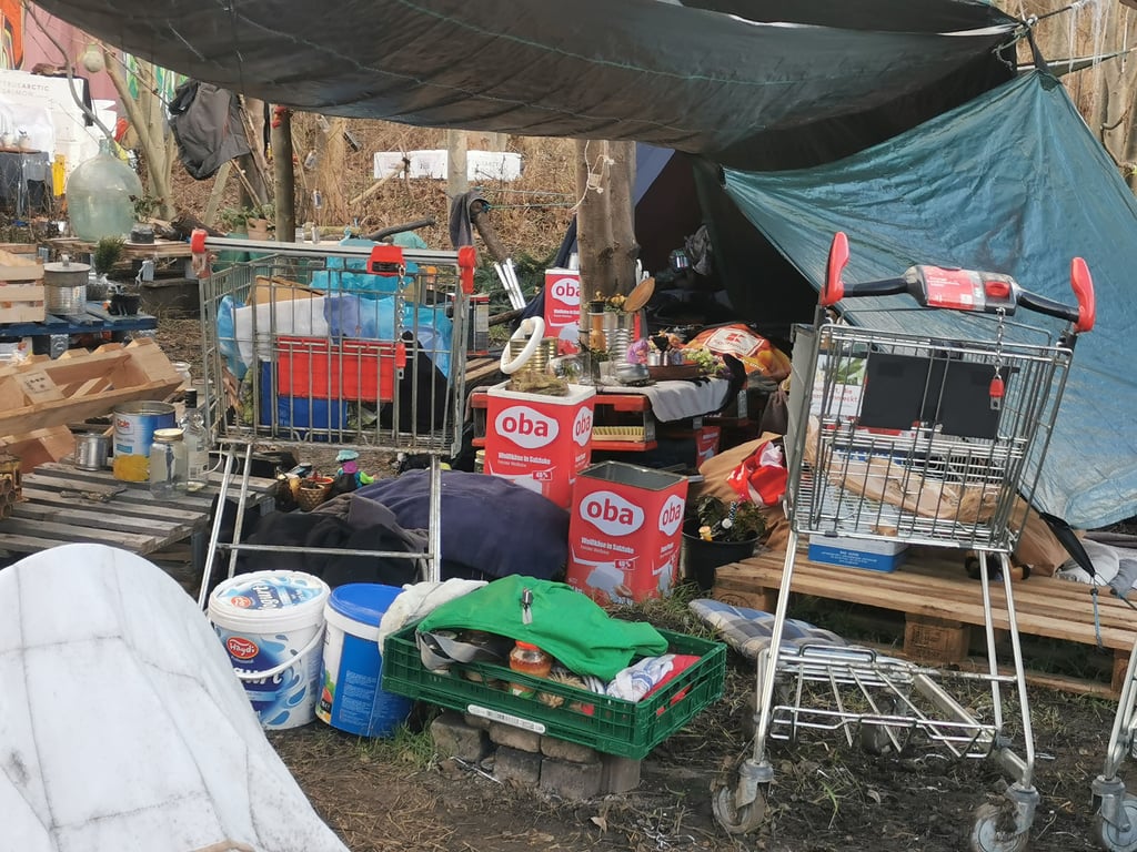 Die Obdachlose Ines H. hatte ein Lager im Mühlenweg in Halberstadt errichtet. Dieses Durcheinander hat das Ordnungsamt längst beseitigt.