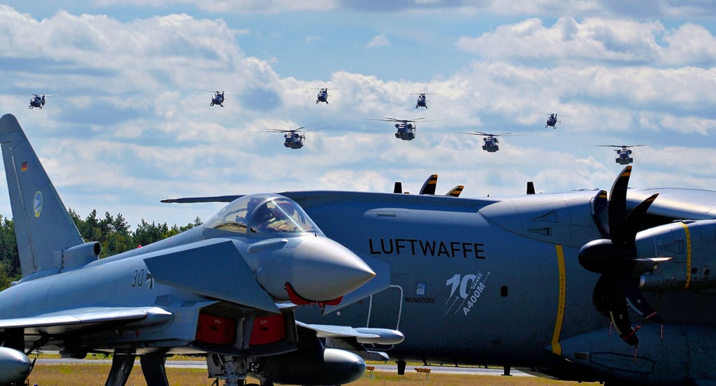 Am 29. Juli 2025 kommen drei Soldaten bei einem Hubschrauberabsturz ums Leben. Am Bundeswehr-Standort Holzdorf fand ein Appell zu deren Gedenken statt.