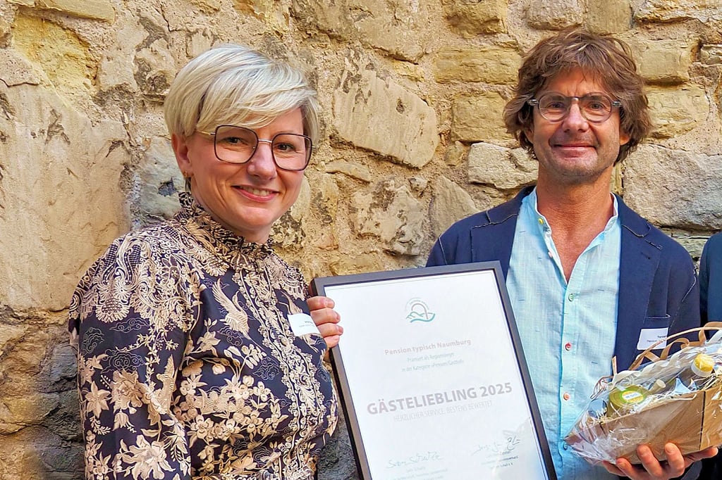 Antje Peiser gratuliert Torsten Biel zur „Gästeliebling“-Auszeichnung für dessen Pension „Typisch Naumburg“.