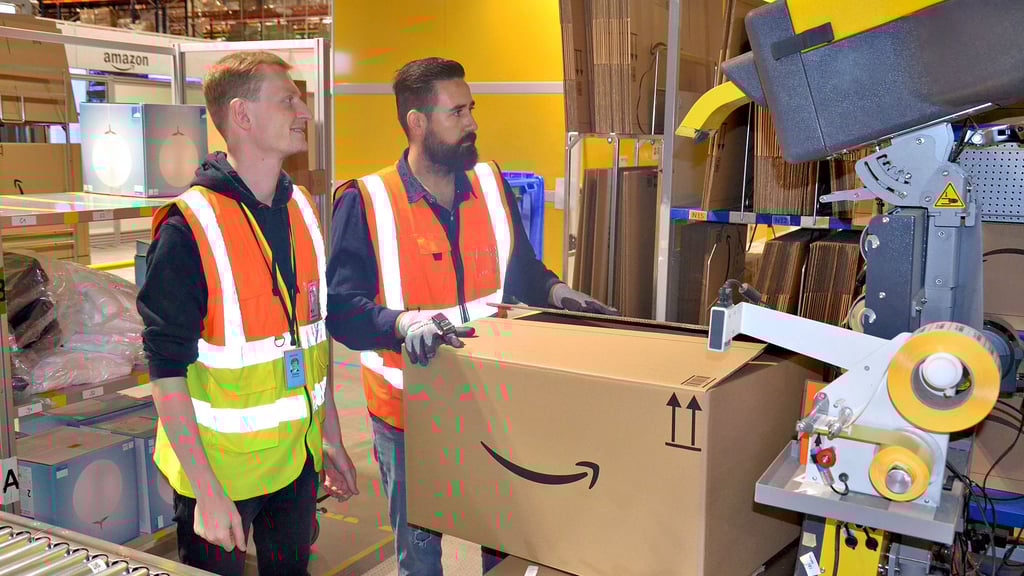 Immer wieder geht der Osterweddinger Standortleiter, Tobias Schreiner (l.), auch in den Verpackungsbereich. Hier spricht er mit seinen Kollegen, um Verbesserungen im Ablauf zu erkennen.