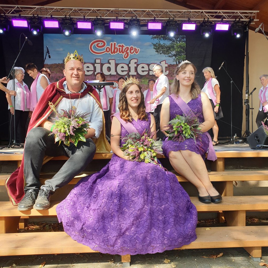 Die 29. Heidekönigin Mariele I. und die vierte Heideprinzessin Sabrina I. wurden im vergangenen Jahr auserkoren und geben nun das Zepter an ihre Nachfolgerinnen weiter.