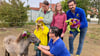 Felix, Silke und Tiana Volkmann taufen das Ponyfohlen im Wernigeröder Bürgerpark gemeinsam mit Mitarbeiterin Ronja Eisenblätter und Parkchef Andreas Meling (von links).