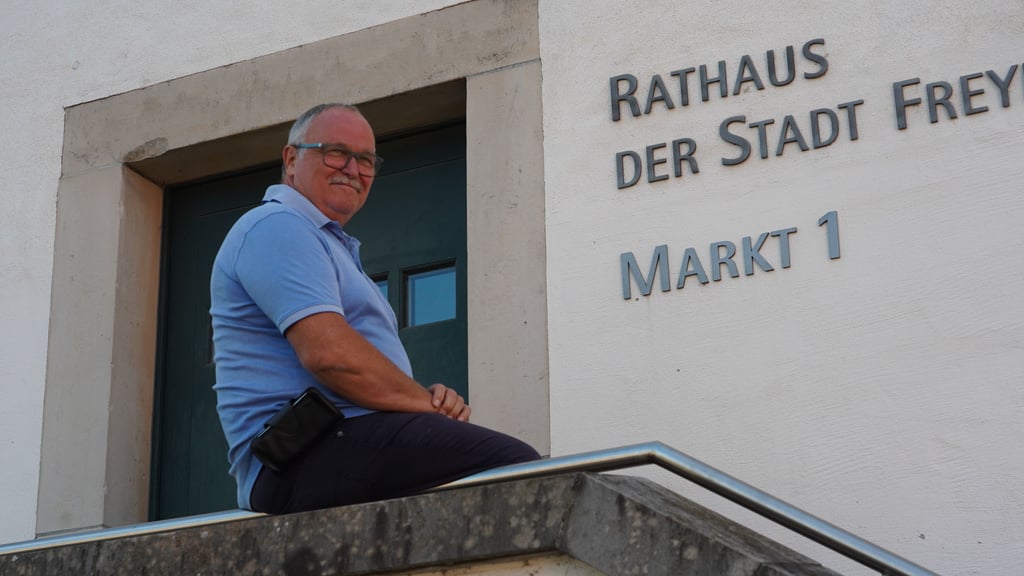 Jörg Schneider vor dem Freyburger Rathaus. Den Gedanken an eine eigene Kandidatur fürs Bürgermeisteramt habe er, trotz entsprechender Ermunterungen durch Einwohner, nach Konsultation seines „Familienrats“ verworfen.