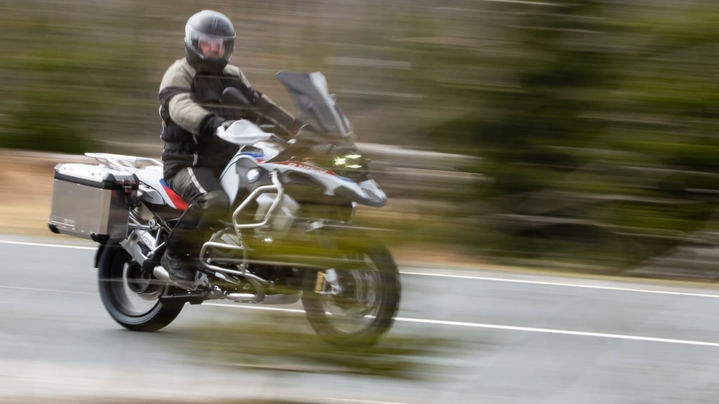 Der Harz mit seinen kurvigen Straßen gilt als beliebtes Ziel für Motorradfahrer - wie hier auf der B4 zwischen Torfhaus und Braunlage.