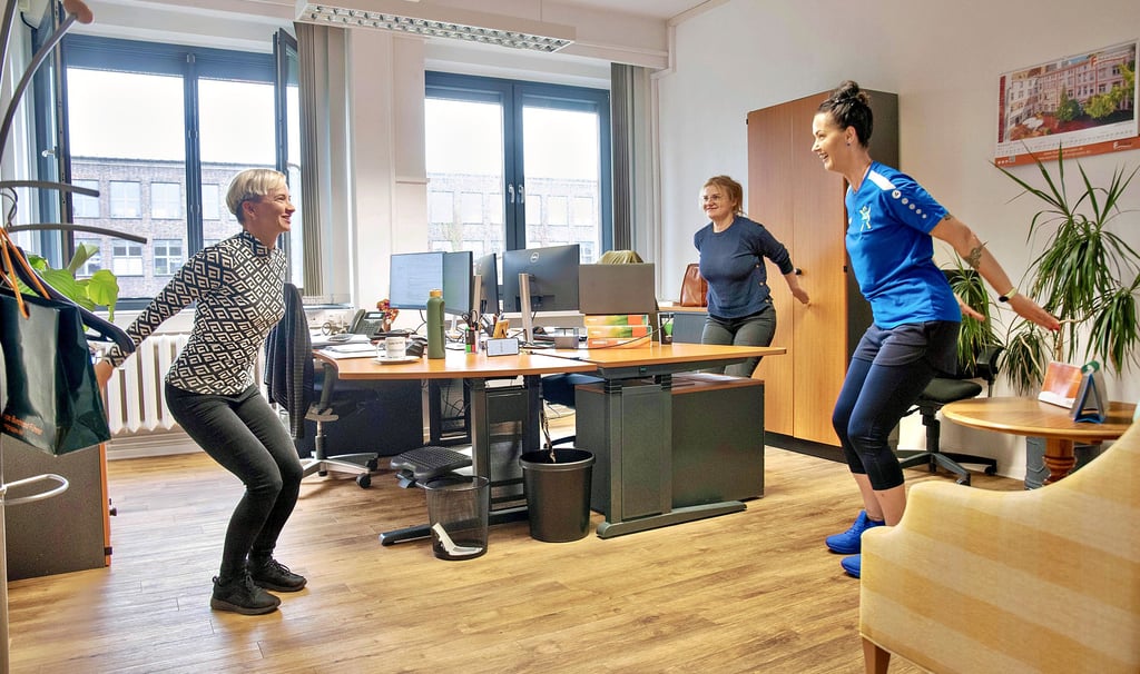 Trainerin Charis Mansfeld-Römer (blaues Shirt) macht mit Stefanie Schilling ( links) und Anja Wendenburg (rechts) ein paar Übungen.