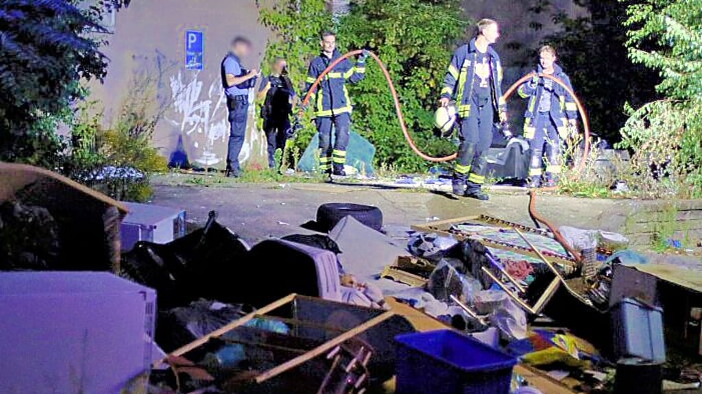 Auf einer illegalen Müllkippe an der Ecke Graf-Zeppelin-Straße in Stendal hat es am Donnerstagabend gebrannt.
