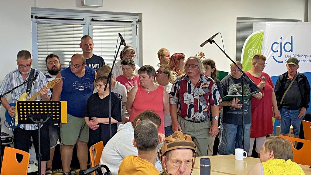 Der Chor sorgte für die musikalische Untermalung. Dabei war der Spatenstich auch in den Liedern Thema.