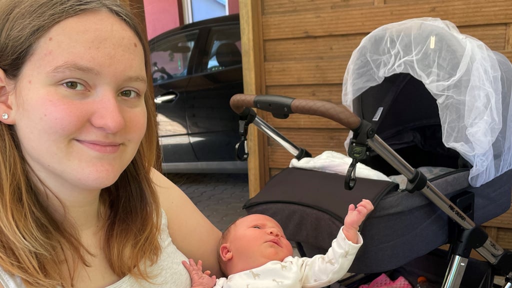 Mutter Samantha Behrens freut sich über die Geburt der kleinen Zoey Charlotte Pape.