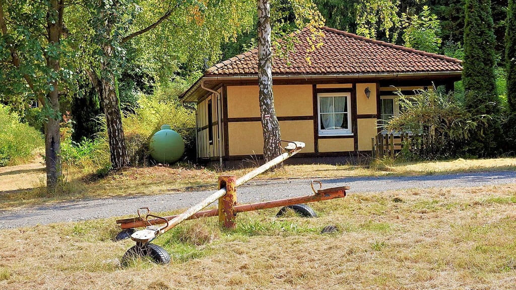 In das verlassene Feriendorf am Vatteröder Teich soll wieder Leben einkehren.