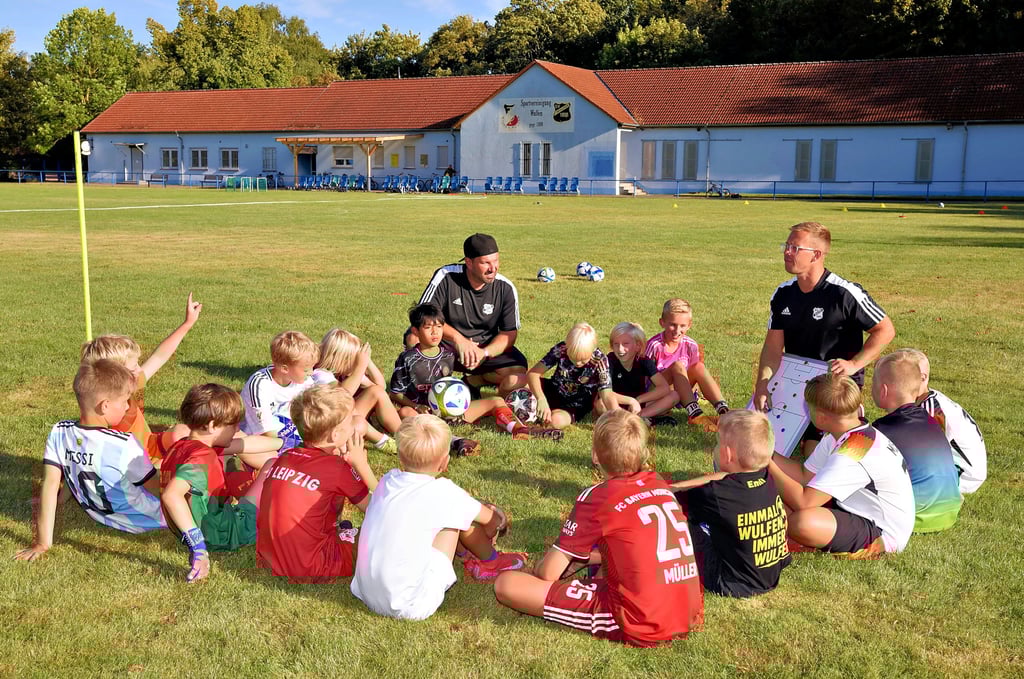 Teambesprechung mit den beiden Trainern Christian Hühne (hinten links) und Oliver Sommer (hinten rechts).