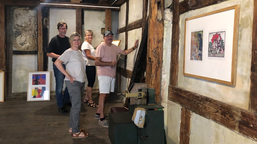 Einige Mitglieder der Werkstattgruppe bei der Vorbereitung der neuen Ausstellung im Wordspeicher in Quedlinburg, die eine große Vielfalt an Arbeiten zeigt.