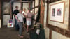 Einige Mitglieder der Werkstattgruppe bei der Vorbereitung der neuen Ausstellung im Wordspeicher in Quedlinburg, die eine große Vielfalt an Arbeiten zeigt. 