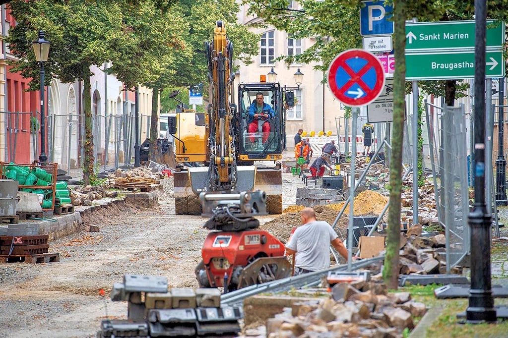 Die Bauarbeiten in der Naumburger Fischstraße durch das Mertendorfer Bauunternehmen Thomas Krüger liegen gut im Zeitplan, wie OB Armin Müller dieser Tage die Stadträte informierte.