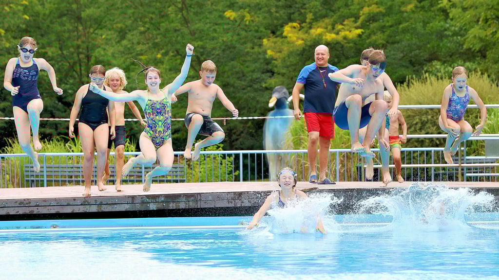 Die Lok-Schwimmer absolvierten auf dem Freibad-Areal in Aschersleben ein Trainingslager – natürlich ging es auch ins Wasser!