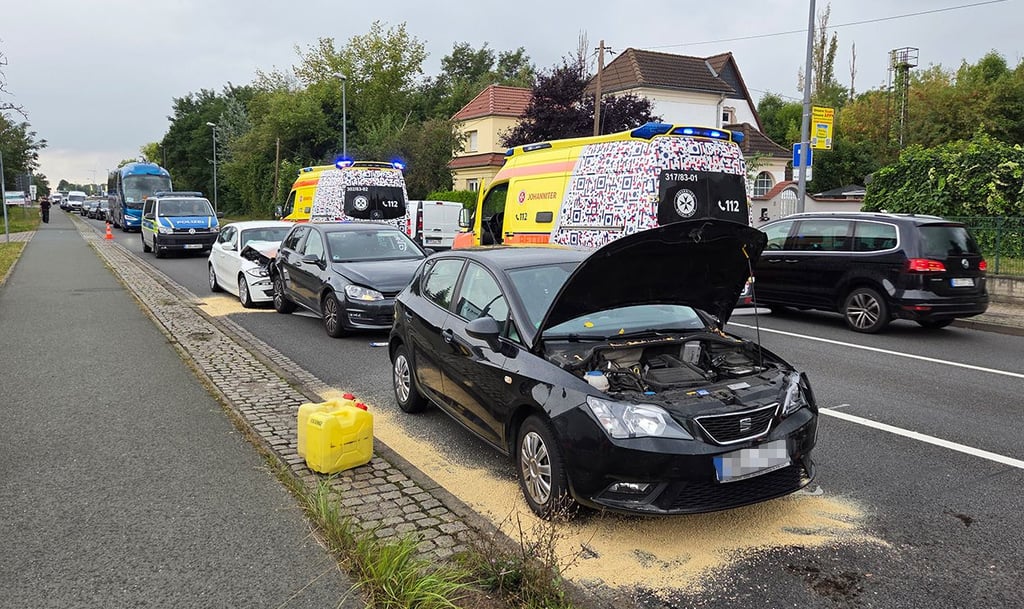 Bei dem Unfall wurden mehrere Autos aufeinandergeschoben.