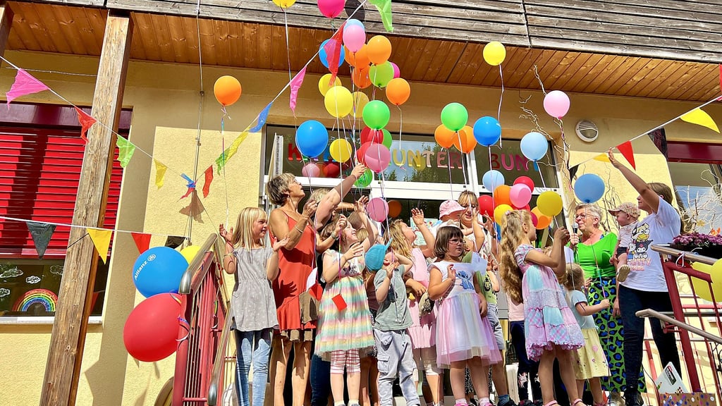 Zur Eröffnung steigen bunte Luftballons in den blauen Sommerhimmel.